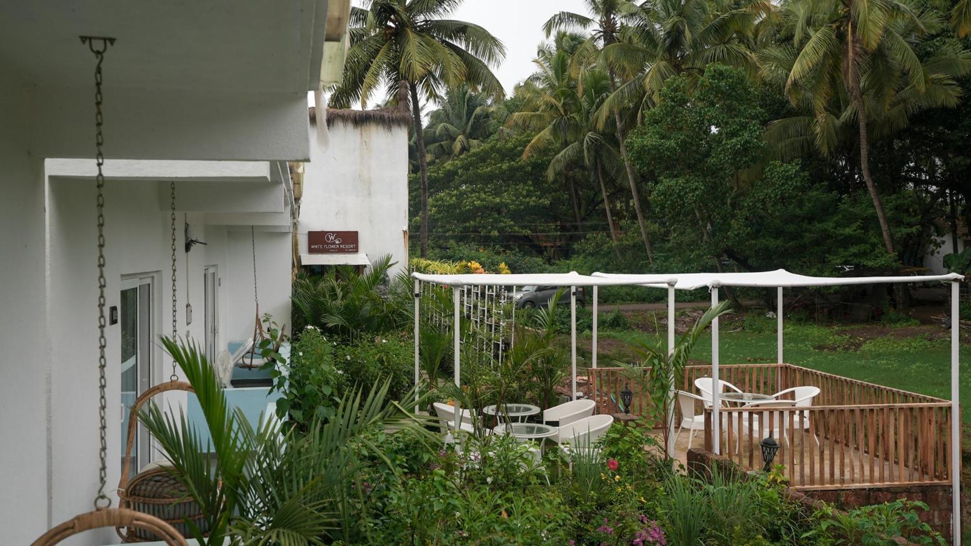 Whiteflower Resort Morjim Buitenkant foto